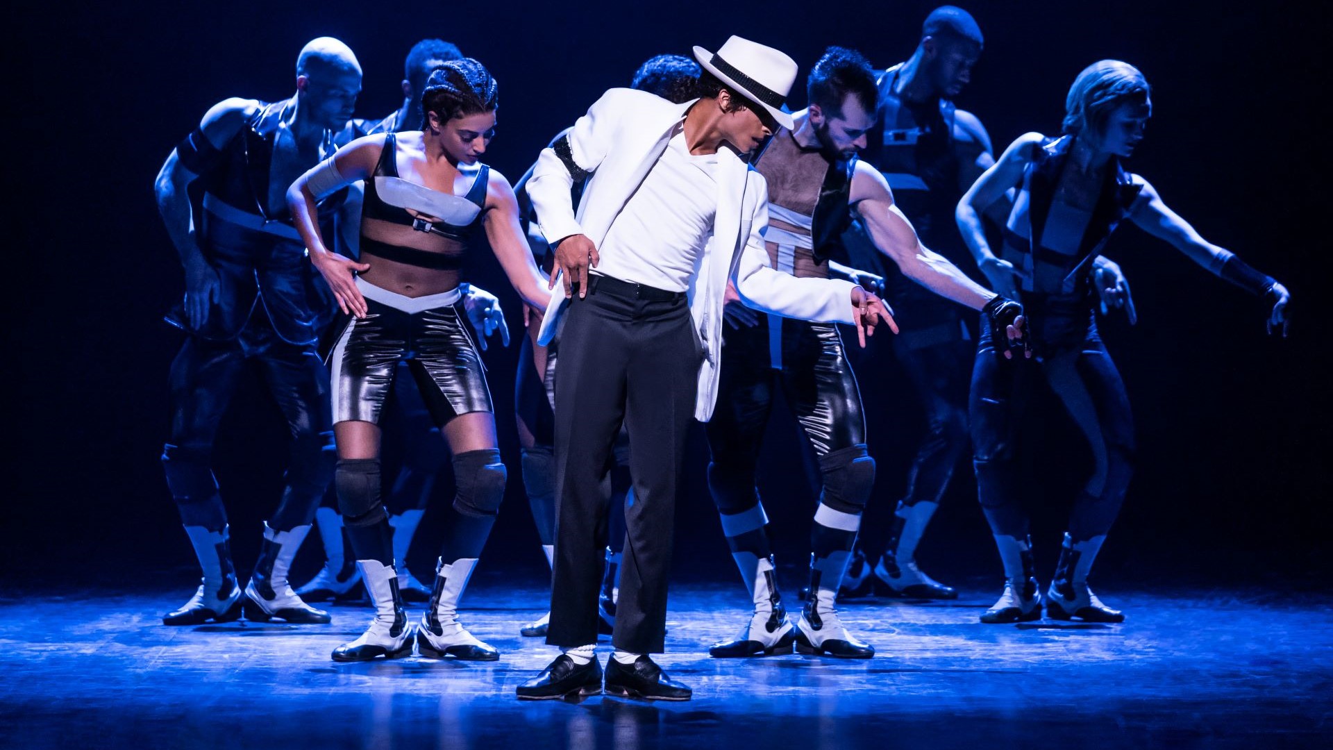 Szenenbild von MJ – Das Michael Jackson Musical, eine Gruppe von Menschen tanzt auf der Bühne.