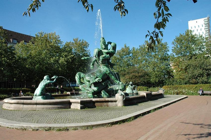 Stuhlmannbrunnen auf dem Platz der Republik in Altona