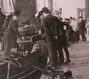 Früher kauften Privatabnehmer den Fisch oft direkt von den Booten und Schiffen, die am Ponton vor der Halle lagen. (Foto: Altonaer Museum)