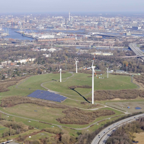 Luftaufnahme Energieberg Georgswerder Photovoltaikanlage und Windkraftanlagen sind zusehen