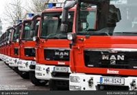 Löschfahrzeuge der Feuerwehr Hamburg warten auf ihren Einsatz