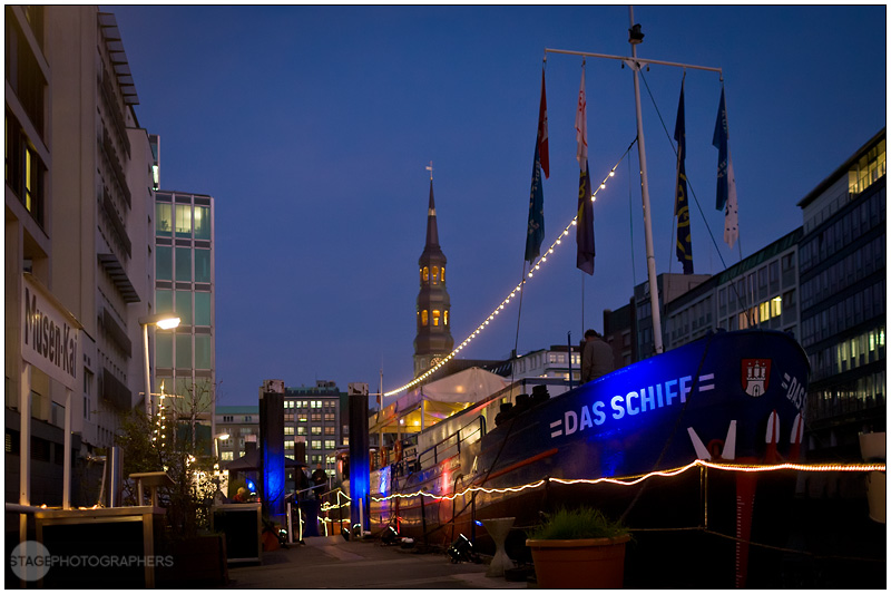 Außenansicht Theaterschiff Hamburg mit blauer Beleuchtung