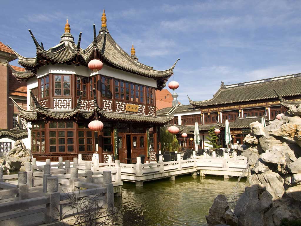 Chinesisches Teehaus und ein Teich.