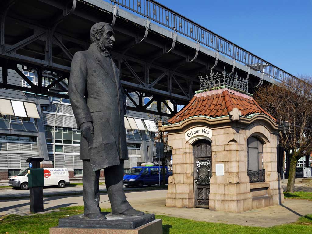 Statue von William Lindley unter einer Brücke