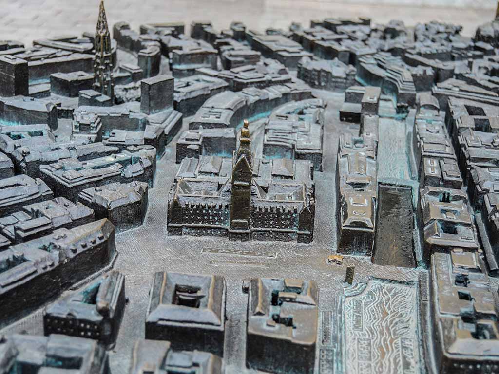 Bronzenes Stadtmodell von Hamburg. Im Bild ist das Rathaus und der Rathausplatz im Fokus