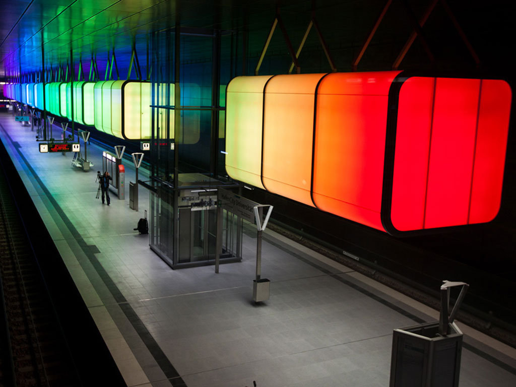 U-Bahn-Haltestelle in der große, bunt leuchtende Quader an der Decke hängen