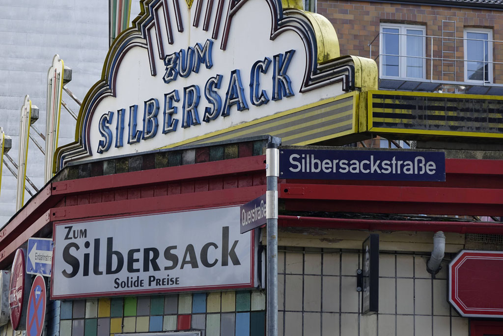 Leuchtschild "Zum Silbersack", eine bunte Hausfassade und das Straßenschild zur "Silbersackstraße".