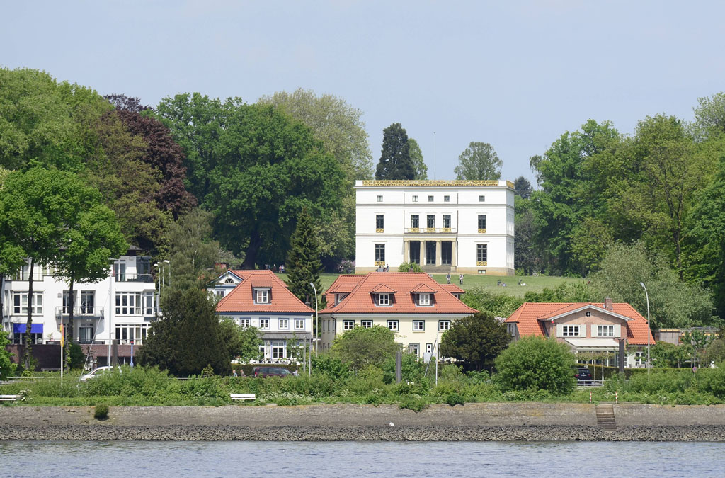 Große Villen und Häuser am Ufer der Elbe