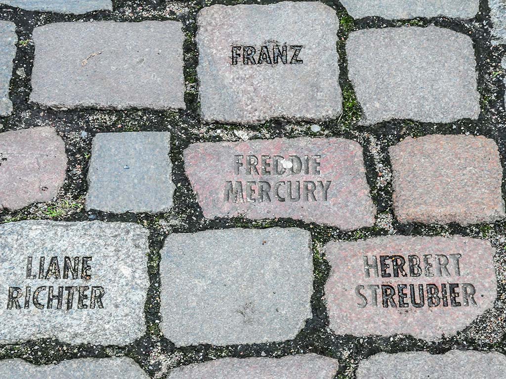 Freddie Mercury Gedenkstein vor der Dreieinigkeitskirche