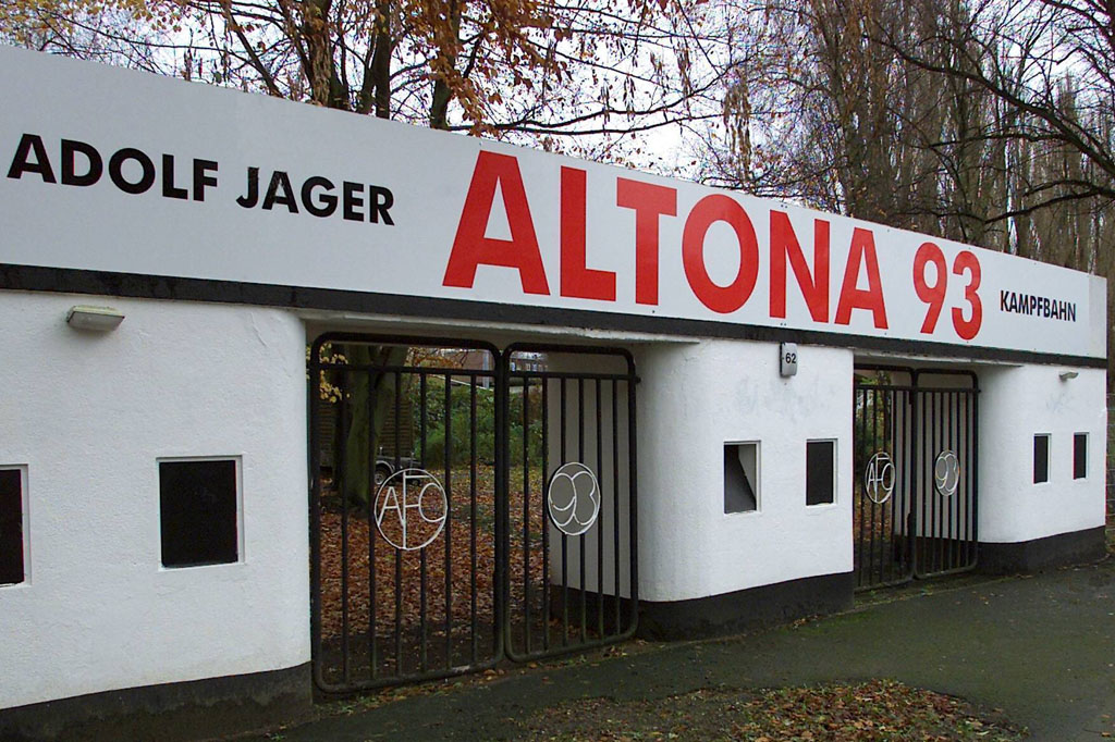Eingang der Adolf-Jäger-Kampfbahn. Über den schwarzen Eingangstoren steht "Altona 93".