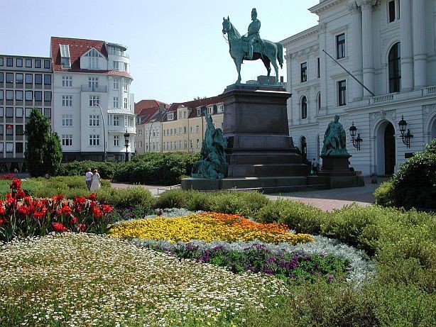 Altonaer Rathaus mit Reiterstandbild von Kaiser Wilhelm I.