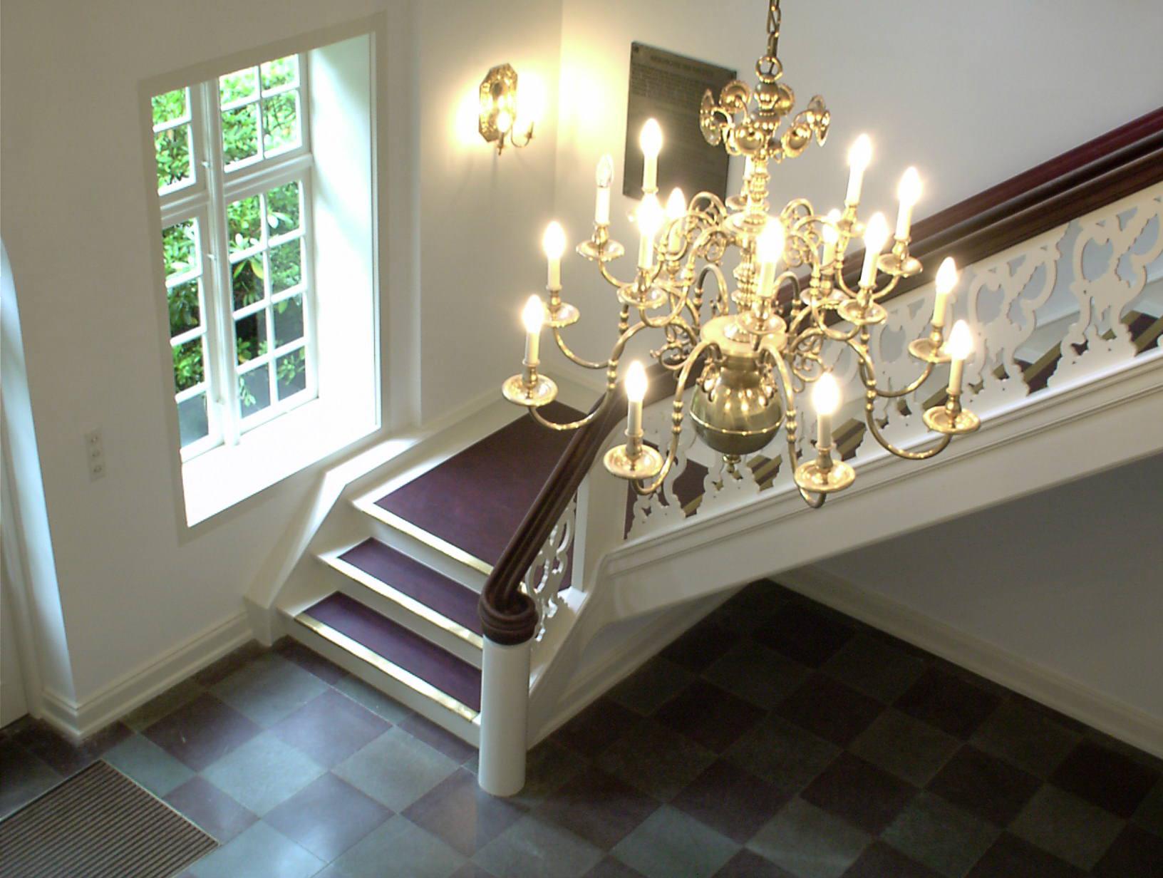 Eingangsdiele im Stavenhagenhaus, Treppe ins Obergeschoss mit Kronleuchter