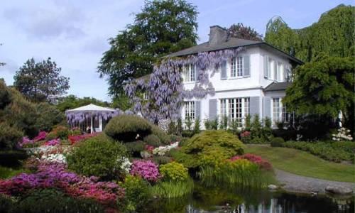 Weiße Villa mit großem Garten