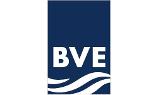 Dunkelblaues Rechteck mit den Buchstaben BVE und weißen Wellen