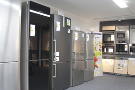 Böcken Haushaltsgeräte Euronics Geschäft, Innenansicht der Ausstellung von Kühlschränken