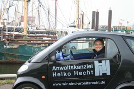 Anwaltskanzlei Heiko Hecht - Heiko Hecht in einem Smart Firmenwagen
