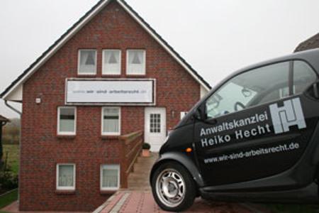 Anwaltskanzlei Heiko Hecht - Aussenansicht des Büros mit dem Smart Firmenwagen davor parkend