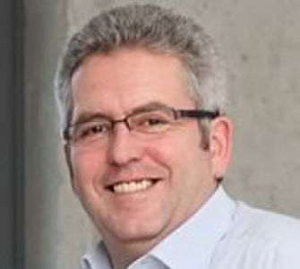Mann mit grauen Haaren und Brille, Geschäftsführer Klaus Hauschild