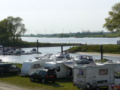 Campingplatz Stover Strand International Kloodt oHG - Campingplatz mit Wohnwagen unf im Hintergrund das Wasser