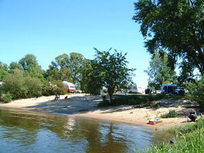 Campingplatz Stover Strand International Kloodt oHG - Wasser und Strandufer mit Bäumen drumherum