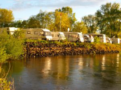 Campingplatz Stover Strand International Kloodt oHG - Wasser, Blick auf das Ufer, den Campingplatz mit Wohnwagen