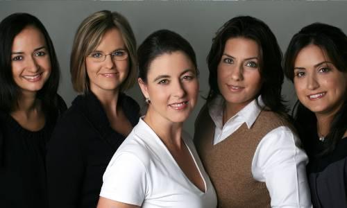 Fünf Damen, Team der Kanzlei Holzapfel