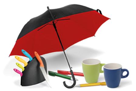 Auswahl von Produkten, Regenschirm, Messerblock, Kugelschreiber und Becher