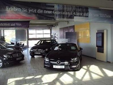 Ausstellungsraum des Autohauses, vier schwarze Mercedese