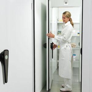 HL Kühlanlagen - Kühlzelle mit Frau in weißem Kittel