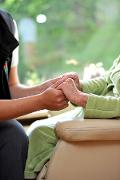 Ambulante Häusliche Kranken- und Altenpflege LEMBKE - Frau hält Hände einer älteren Dame