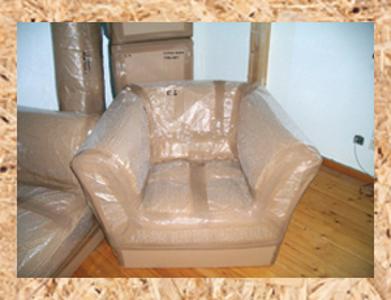 Ein Sessel eingepackt in Folie