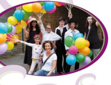 Gruppenfoto mit bunten Luftballons