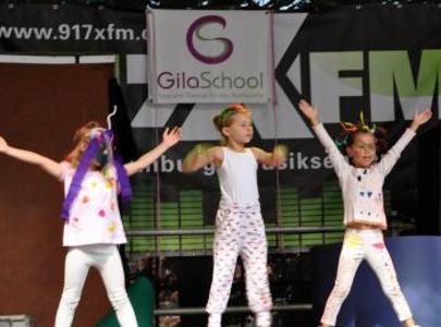 Aufführung der Gila School, drei Mädchen auf der Bühne