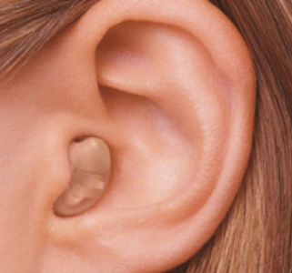 Hörgeräte Weber - Hörgerät im Ohr