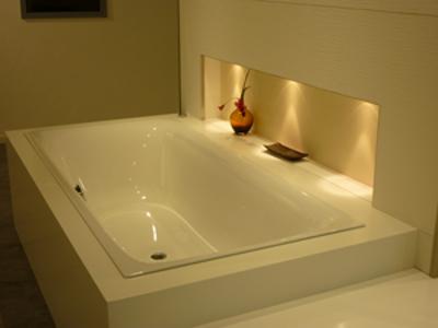Eine weiße Badewanne