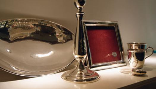 Silberwaren- Bilderrahmen, Becher, Kerzenständer und Tablett