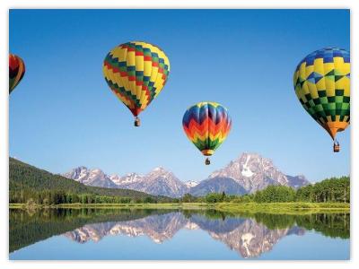 Heißluftballons über einem Bergsee