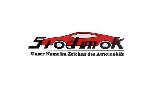 Unterstrichener Firmenname und Slogan in schwarz mit rotem Auto