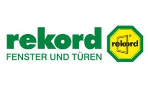 Grüner Schriftzug mit gelb/grünem achteckigem Logo in dem ein Fenster und der Firmenname abgebildet sind 
