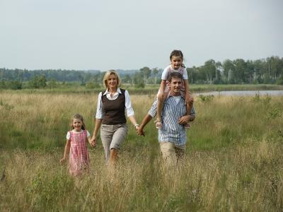 BestSearch Media GmbH - Ferienwohnungen - Familie geht spazieren