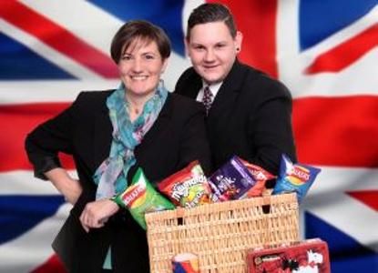 British Shopping GmbH - Menschen mit Einkaufskorb vor Britischer Flagge