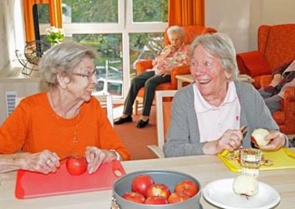 Seniorenwohnanlage Kiefhörn - Bewohnerinnen beim Äpfel schneiden