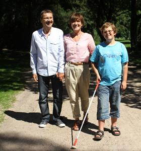 Hamburger Blindenstiftung - Eingliederungshilfe - Familie beim Spaziergang
