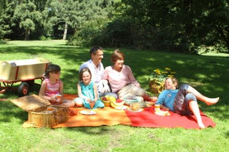 Hamburger Blindenstiftung - Eingliederungshilfe - Familie beim Picknick