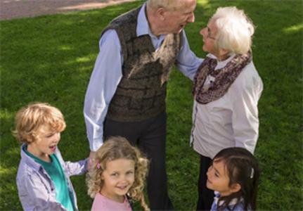 Diakoniestation Alten Eichen - Rentnerpaar mit Kindern auf der Wiese