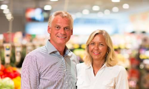 Ein Mann und eine Frau posieren für ein Portrait in einem Supermarkt