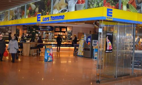 Supermarkt mit gelbem Edeka-Banner und Bildern von Lebensmitteln darüber