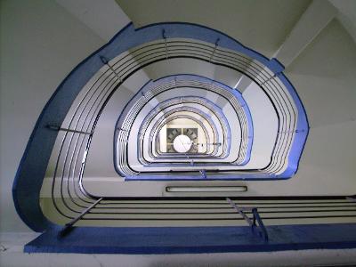 Treppenhaus von unten nach oben fotografiert