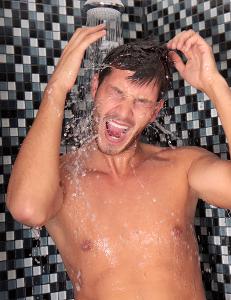 Wernicke Sanitärtechnik - Mann unter der Dusche