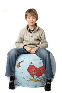 Lingua medica - Junge auf Weltkugelball sitzende